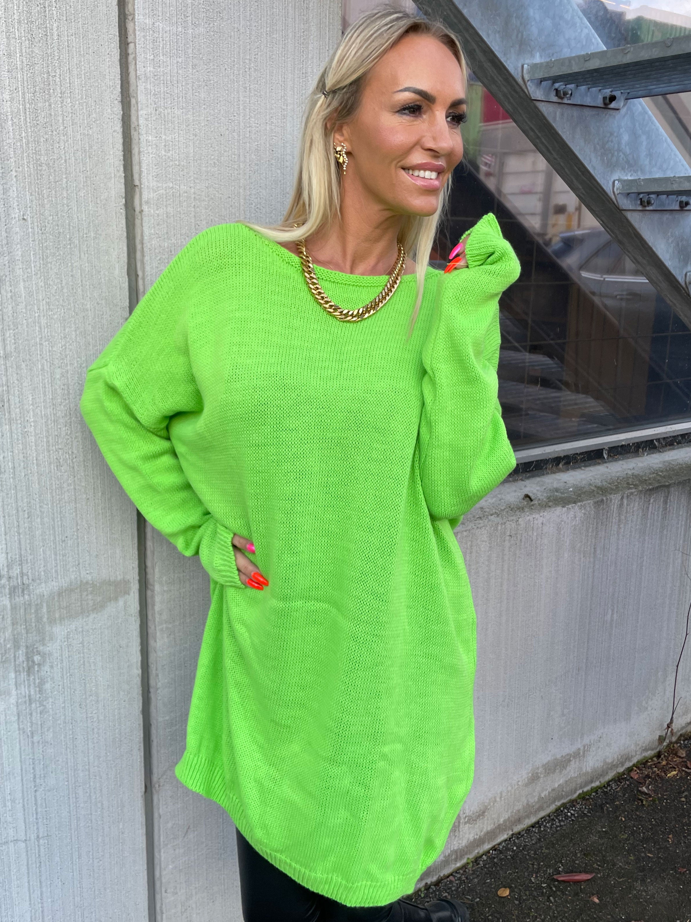 Stella - Enkel stickad klänning med djup rygg